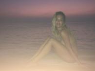 Rita Ora nago na plaży
